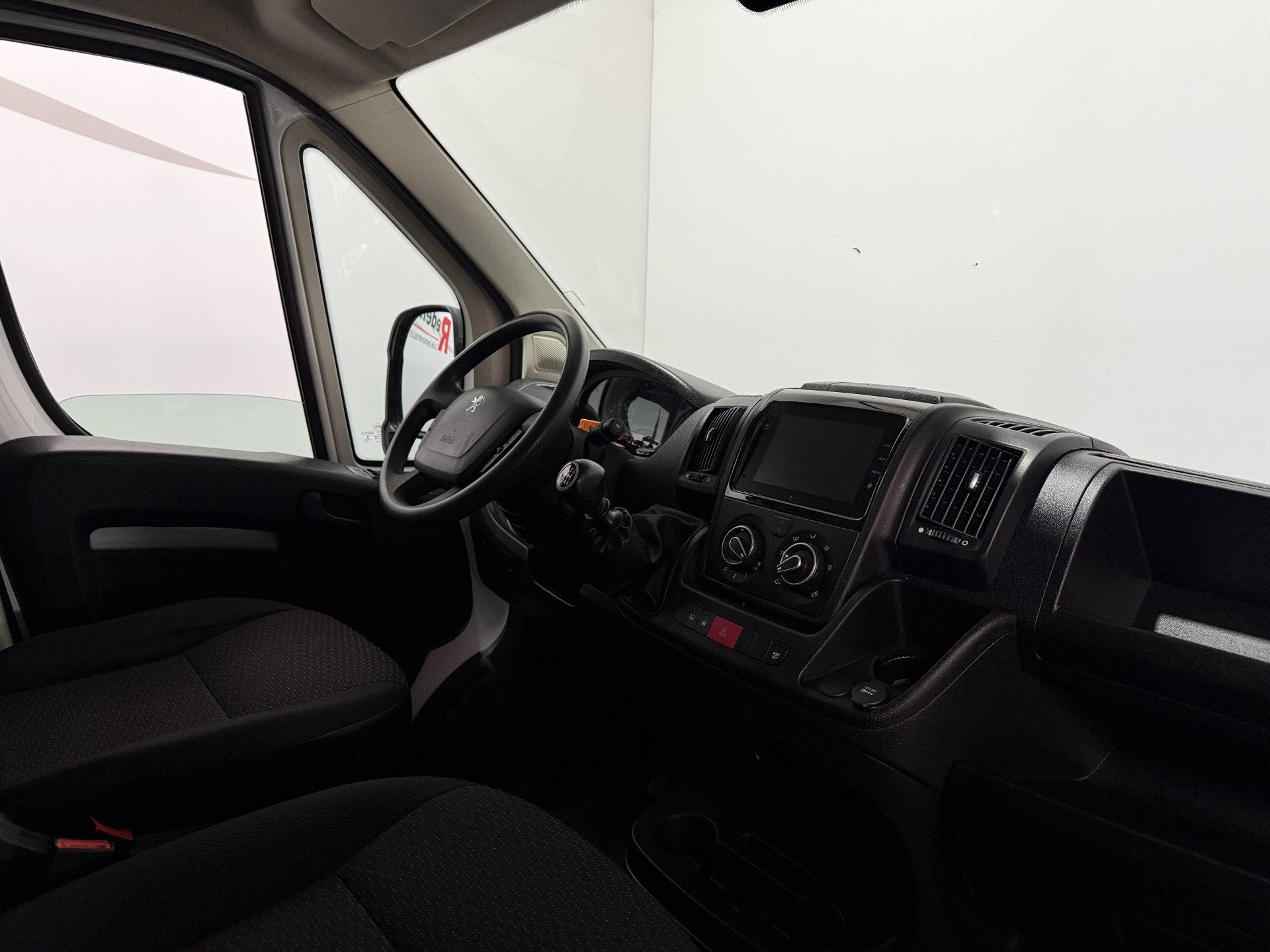 Peugeot Boxer 2.2 BlueHDi 140 L3H2 3.3t - Airco / Camera / C, Auto's, Bestelauto's, Voorwielaandrijving, Gebruikt, Euro 6, 4 cilinders