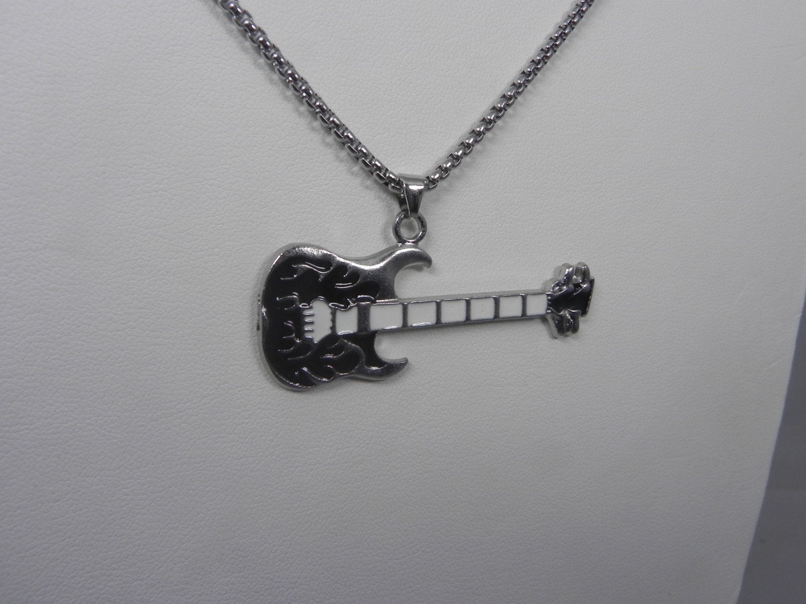 RVS Ketting met Trendy Zwart/Wit Gitaar Hanger, Sieraden, Tassen en Uiterlijk, Kettingen, Verzenden, Nieuw, Zilver, Overige materialen