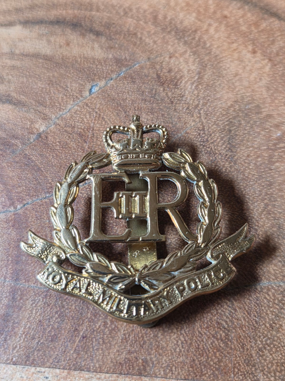 Baret embleem militaire politie, Ophalen of Verzenden, Landmacht, Engeland, Embleem of Badge