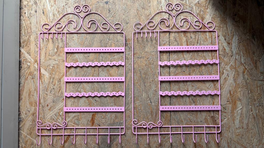 Twee roze wand rekken voor oorbellen, armbanden, kettingen, Ophalen, Zo goed als nieuw