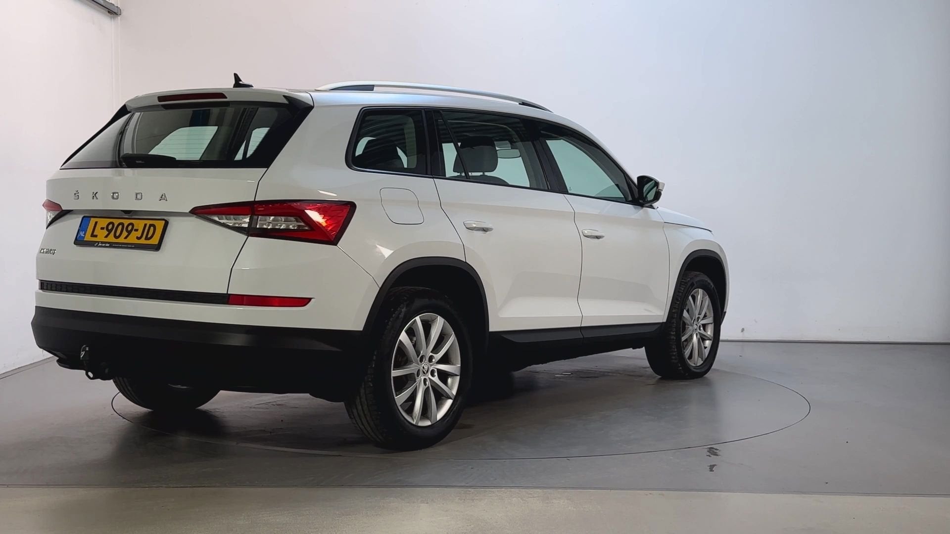 Skoda Kodiaq 1.5 TSI 150pk DSG Business Edition 7p. LED Came, Dealer onderhouden, 4 cilinders, Wit, Origineel Nederlands