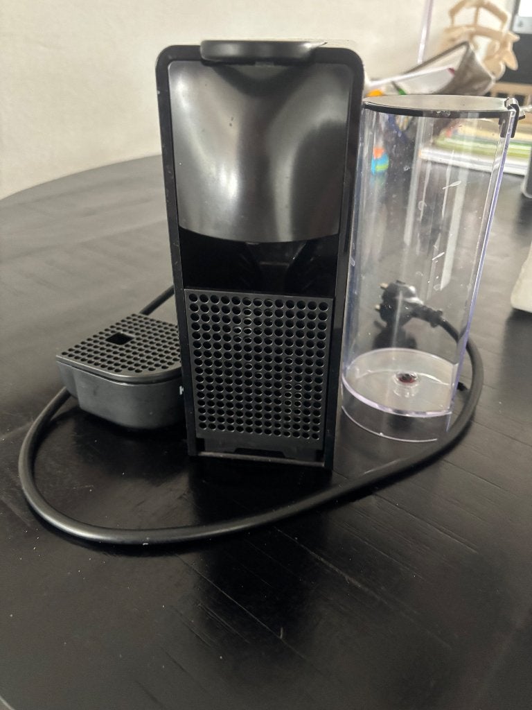 Nespresso koffie machine, Witgoed en Apparatuur, Koffiezetapparaten, Gebruikt, Koffiemachine, Ophalen of Verzenden, 2 tot 4 kopjes