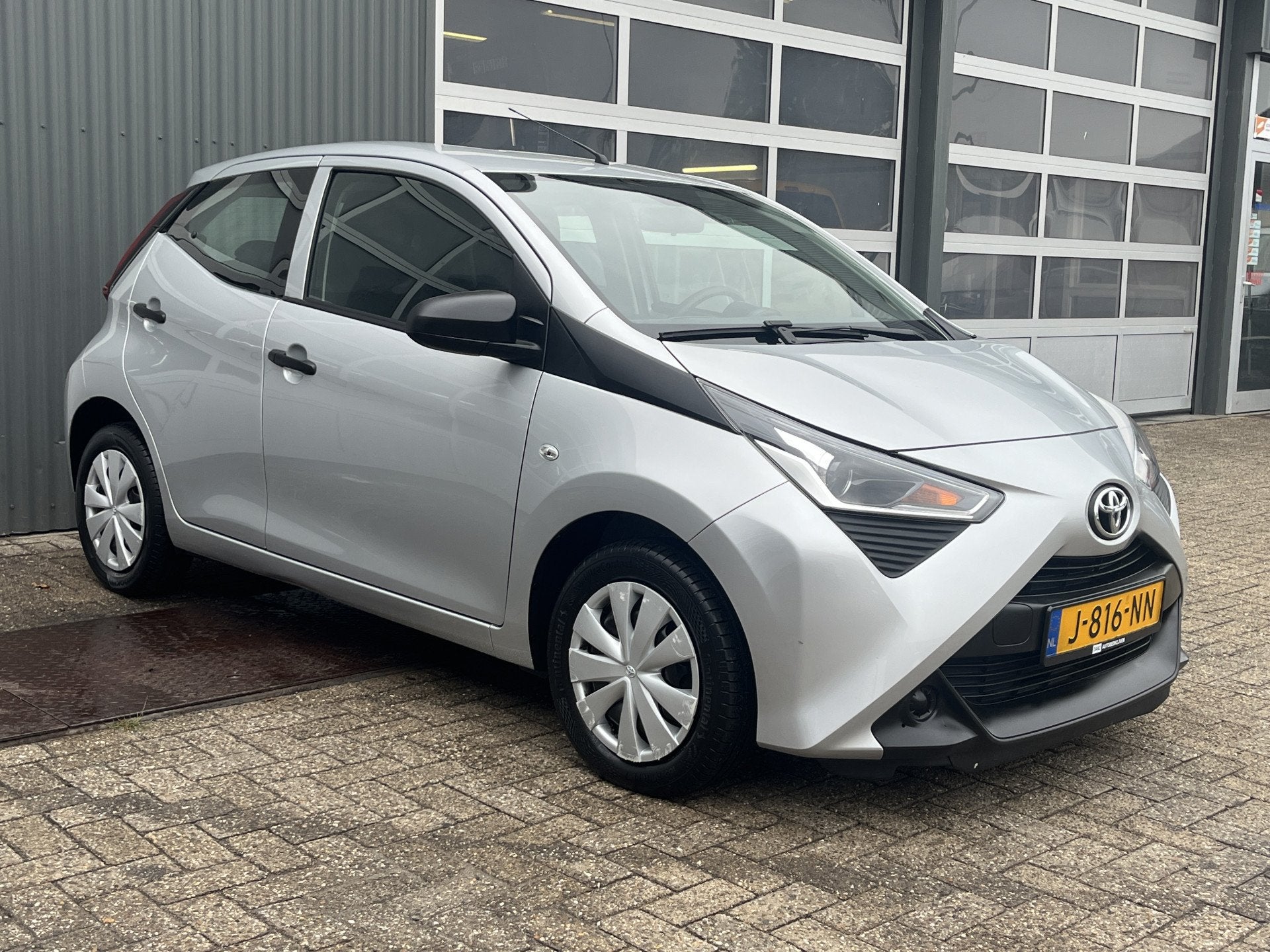 Toyota Aygo 1.0 VVT-i x-fun Airco Cruise controle Trekhaak R, Voorwielaandrijving, Stof, Gebruikt, 4 stoelen