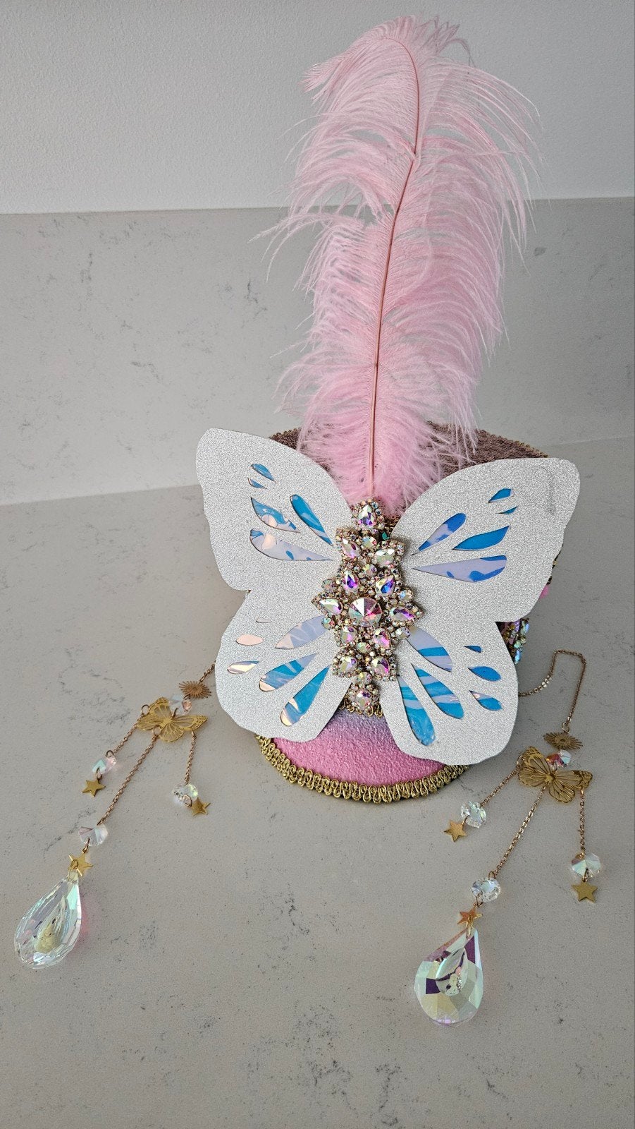 Unieke Roze Glitter Hoed Carnaval met Vlinders en Kristallen, Ophalen of Verzenden, Nieuw, Hoed of Pruik, Overige