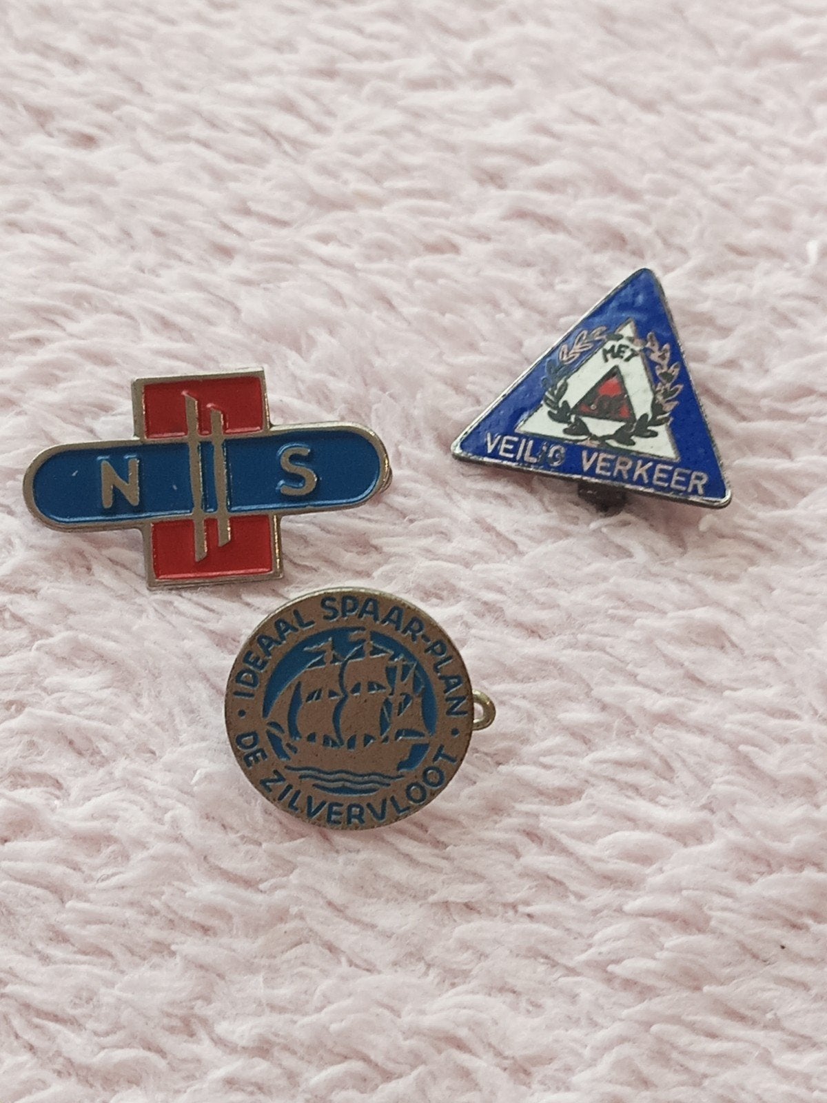 Set van 3 vintage speldjes: NS, Veilig Verkeer, Zilvervloot, Verzamelen, Speldjes, Pins en Buttons, Ophalen of Verzenden, Gebruikt