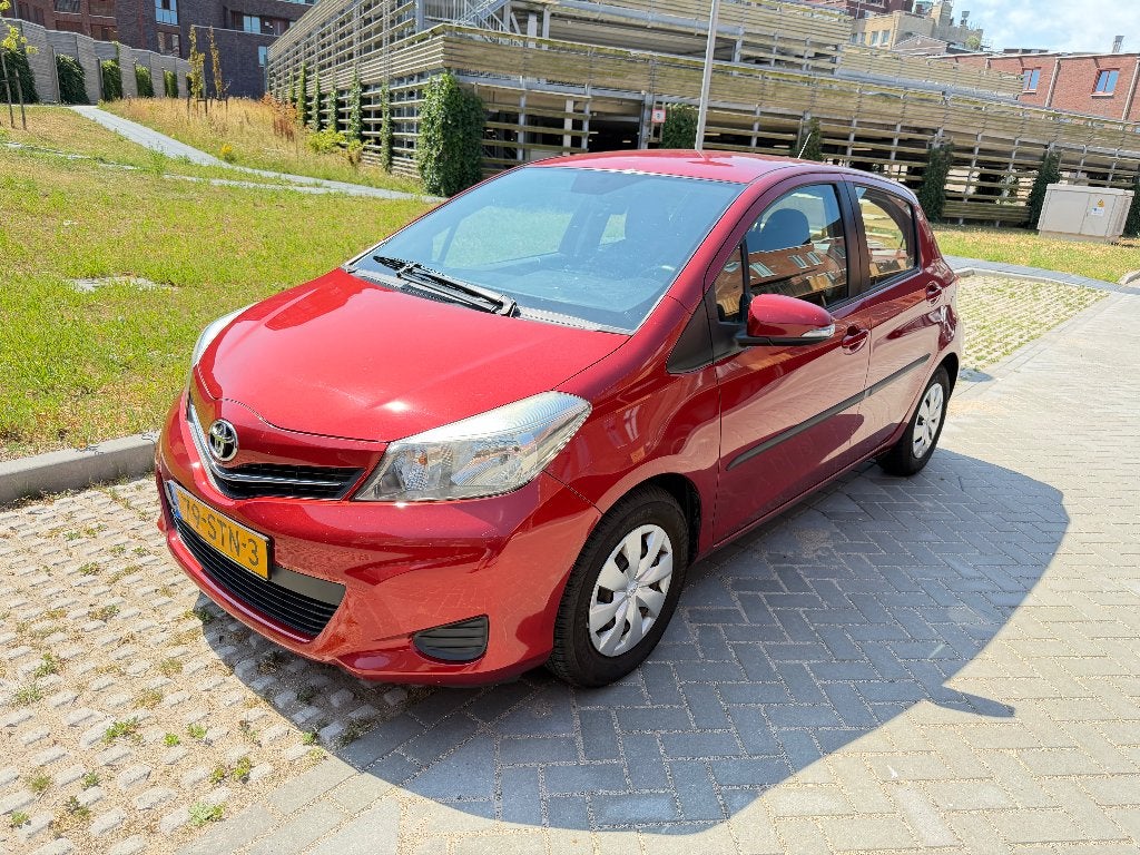 Toyota Yaris 1.0 12V Vvt-i 5DR 2011 Rood, Euro 5, 40 €/maand, Origineel Nederlands, Handgeschakeld