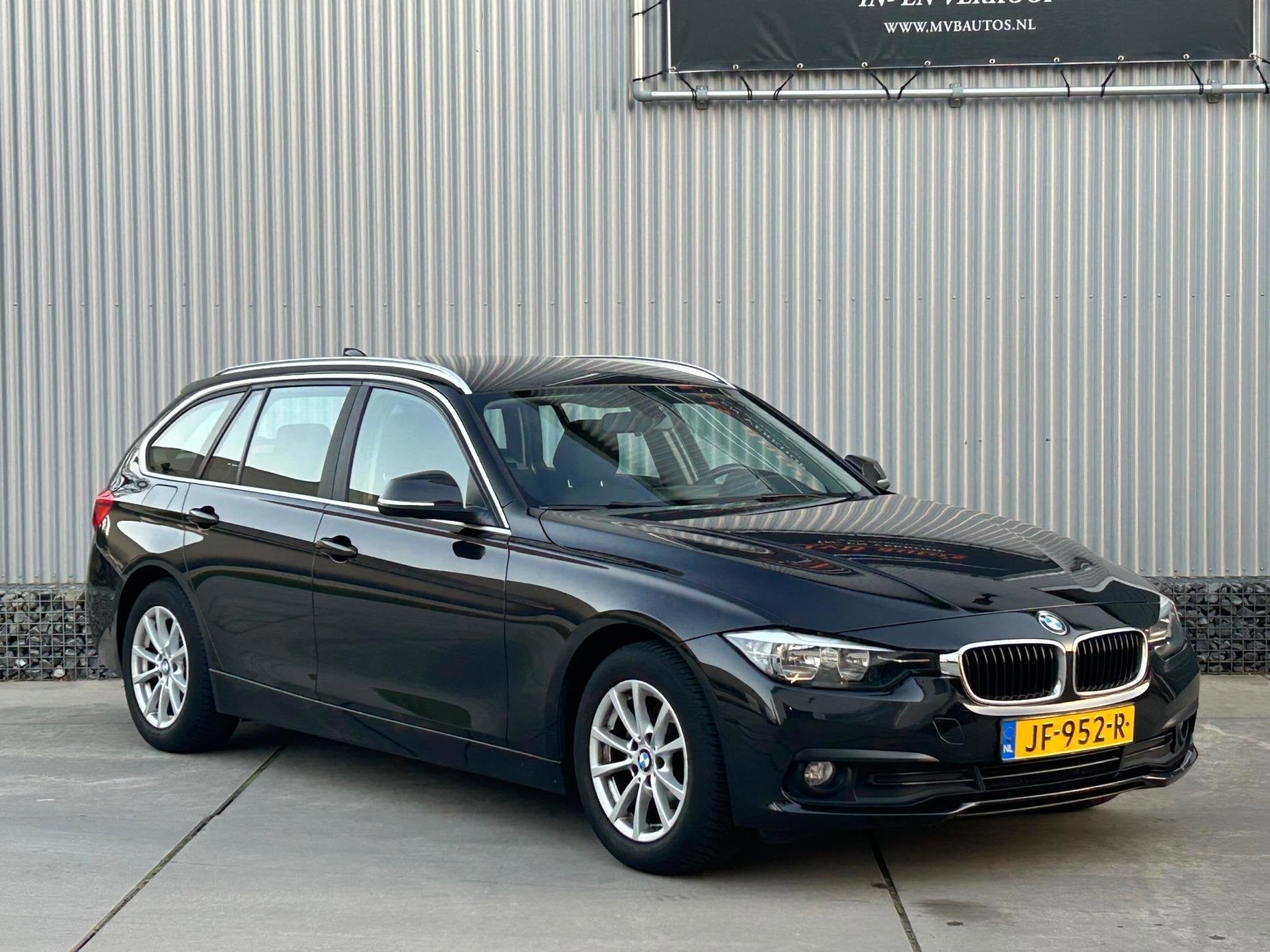 BMW 3-serie Touring 318i Essential, Navi, Clima, Cruise, NAP, Auto's, Parkeersensor, Gebruikt, 1445 kg, Zwart