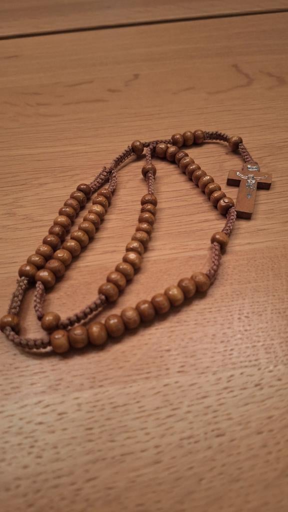 Rozenkrans,met bruine houten kralen met kruisje, Ophalen of Verzenden, Overige materialen, Ketting