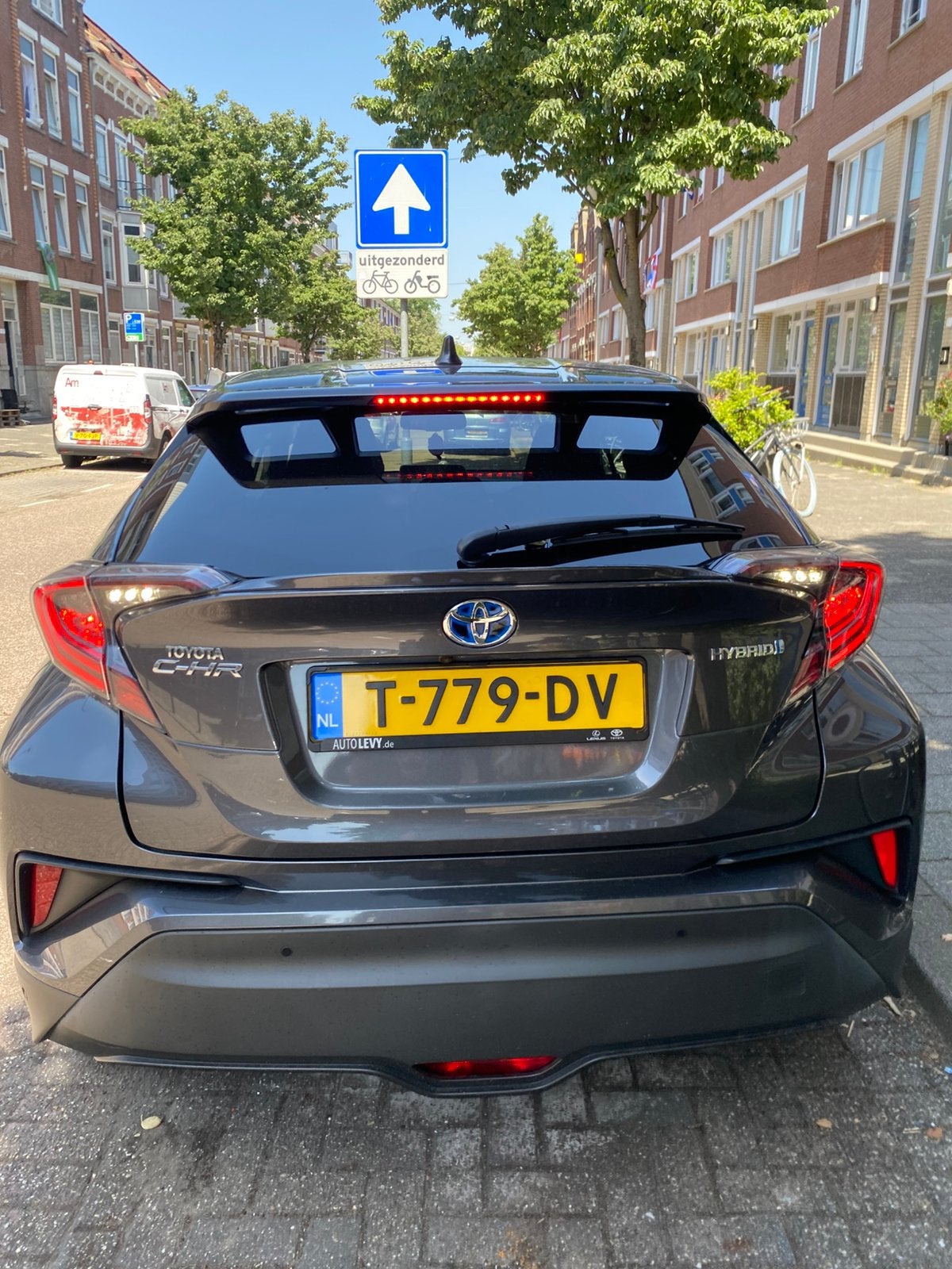 Toyota C-HR 1.8 Hybrid dynamic/team D 2019 metallic grijs, 725 kg, 4 cilinders, Parkeerassistent, 98 pk