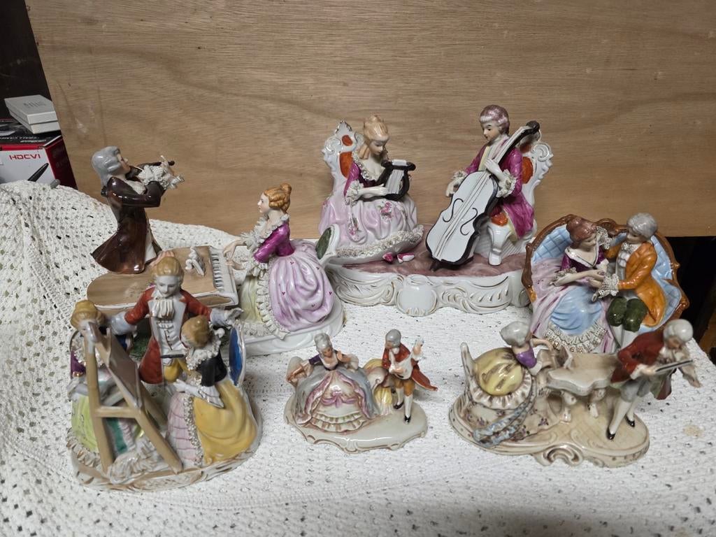 Porseleinen beeldjes van hovelingen, 18e-eeuwse stijl, Antiek en Kunst, Antiek | Porselein, Ophalen of Verzenden