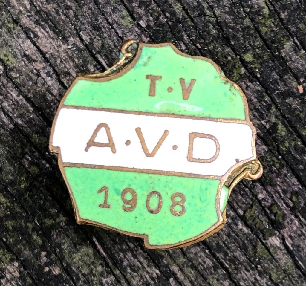 waarschijnlijk voetbalbal speld/button A..V.D 1908, Ophalen of Verzenden, Gebruikt, Sport, Button