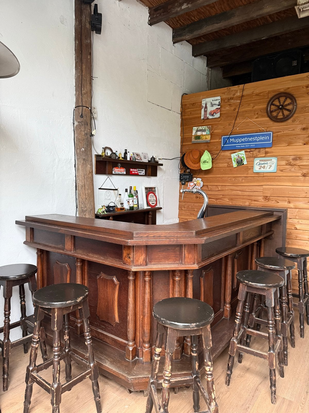 Complete houten bar met tapinstallatie en barstoelen, Huis en Inrichting, Barren, Ophalen, Gebruikt, Inclusief barstoelen