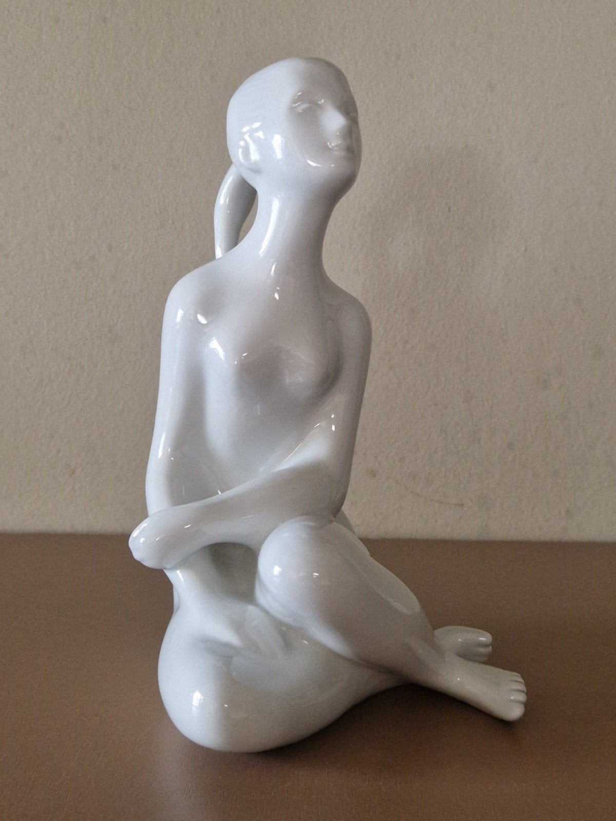 Wit porseleinen beeld van zittende vrouw, Böhmen ca. 1930, Ophalen of Verzenden, Beeld, 20 - 50 cm, Gemerkt