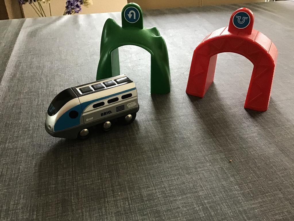 Brio Smart tech nr 33834 locomotief met 2 actietunnels, Ophalen, Zo goed als nieuw