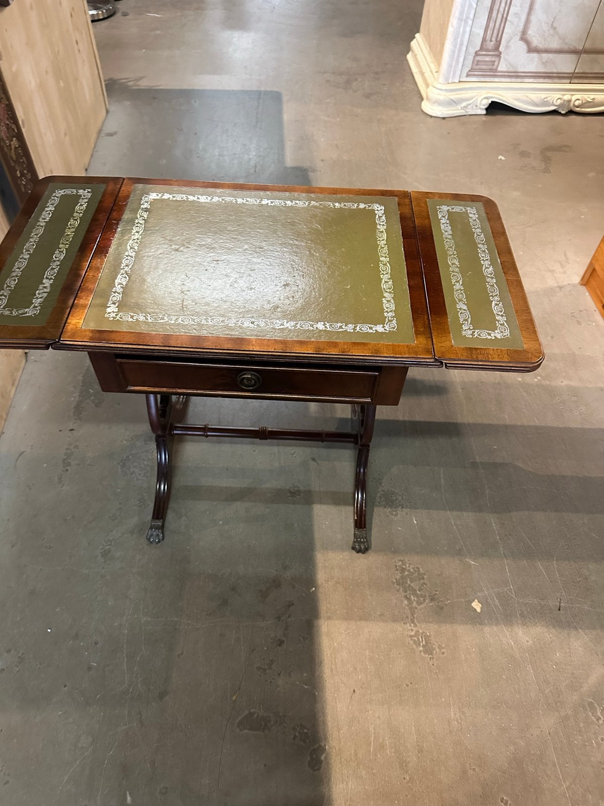Antieke bijzettafel met leer ingelegd blad, Ophalen of Verzenden
