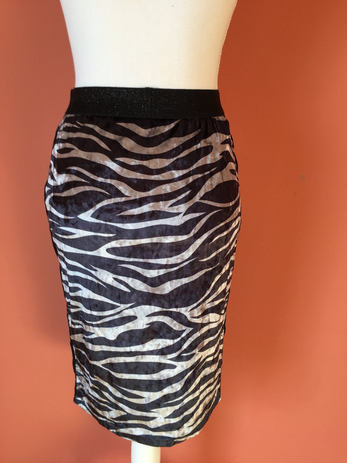Norah zebraprint rokje van fluweel stof maat 36, Kleding | Dames, Rokken, Verzenden, Zwart, Zo goed als nieuw, Maat 36 (S)