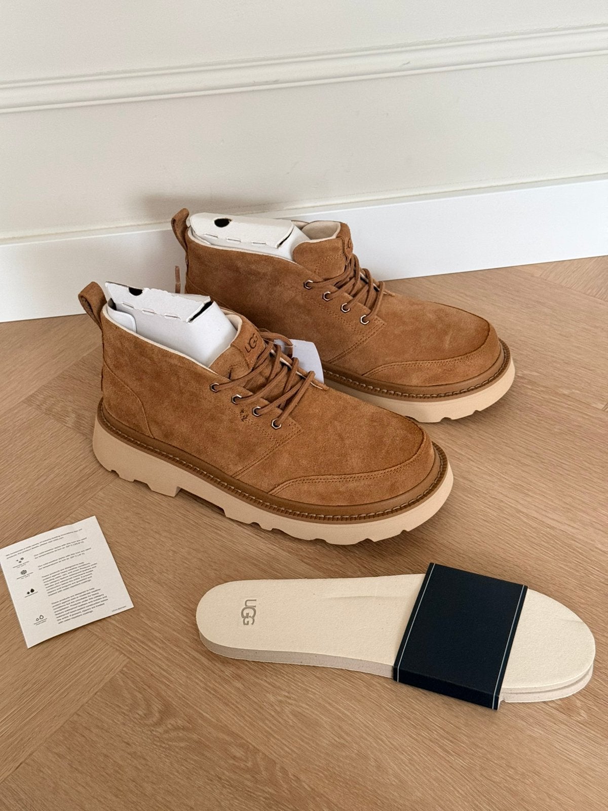 UGG Chukka Lug Chestnut Suède Boots Heren EU 44 Nieuw, UGG, Bruin, Boots, Nieuw