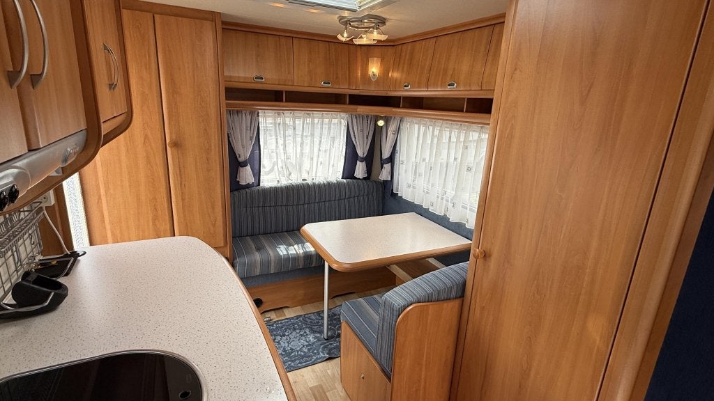 Hobby De luxe Easy 440 SF bj 2005 met voortent en luifel, Caravans en Kamperen, Caravans, Hobby, Bedrijf, Treinzit, 4 tot 5 meter