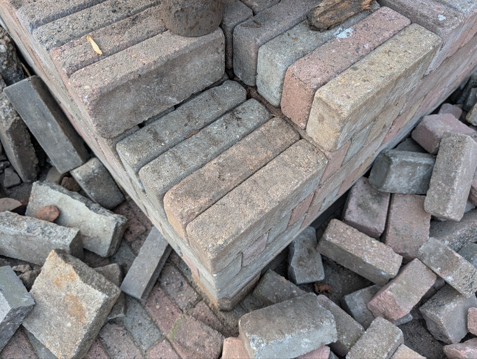 Gratis af te halen: Trommelstenen 20x5x8cm bont (ca. 5m²), Ophalen, Gebruikt, Klinkers, 5 tot 10 m²