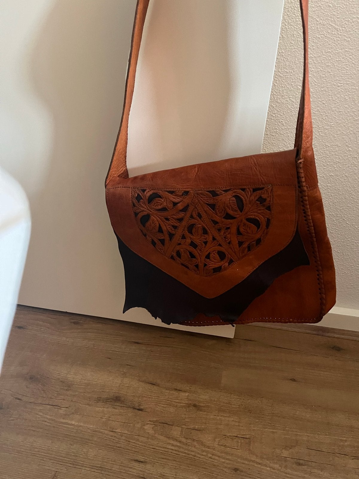 Leren schoudertas uit Bali met uniek handgesneden patroon, Ophalen, Gebruikt, Bruin, Schoudertasje