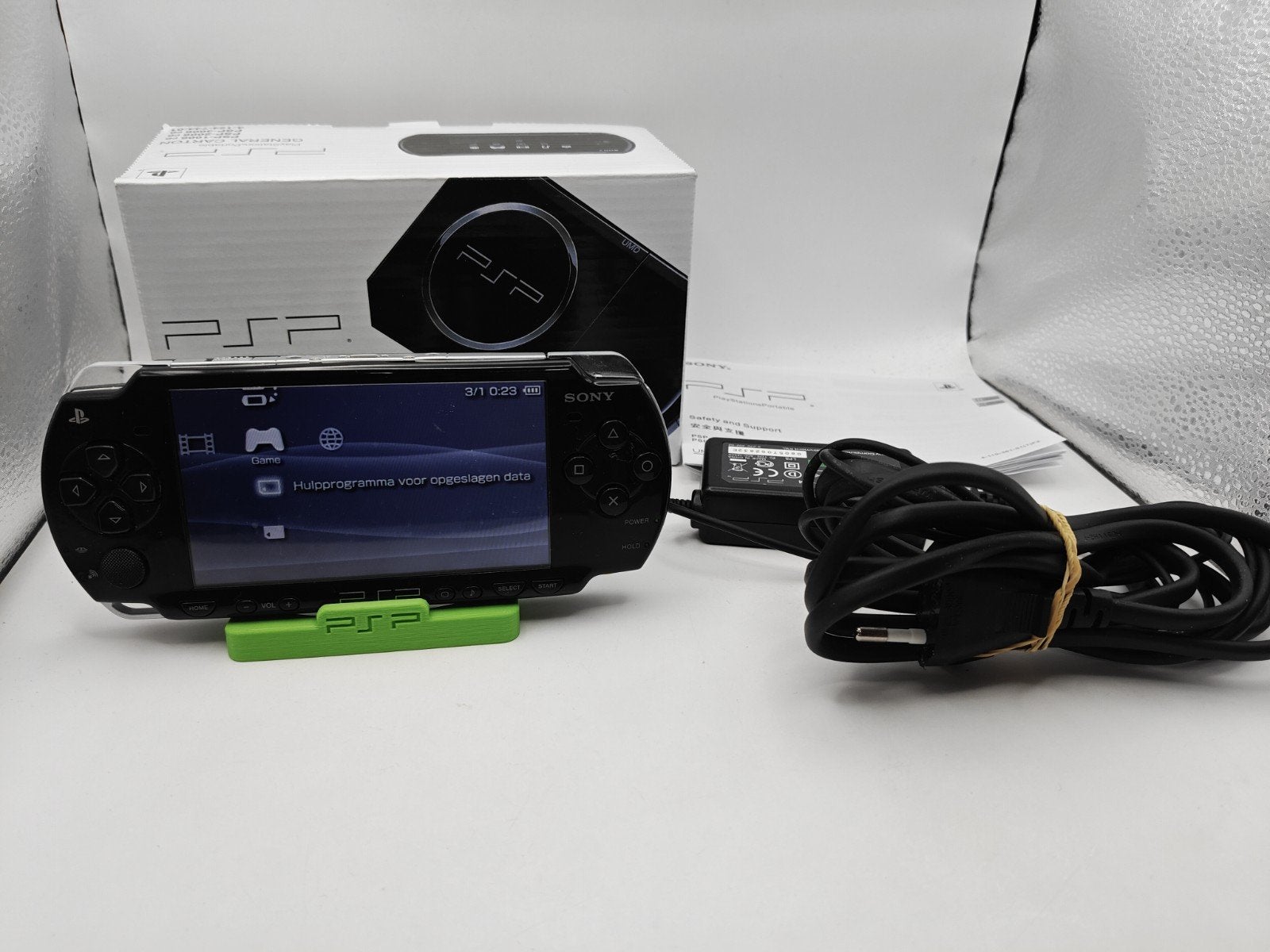 Sony PSP 2004 Zwart met doos en oplader, Spelcomputers en Games, Spelcomputers | Sony PSP, Gebruikt, 1-7-1 Konan, Minato-ku, Tokyo 108-0075, Japan