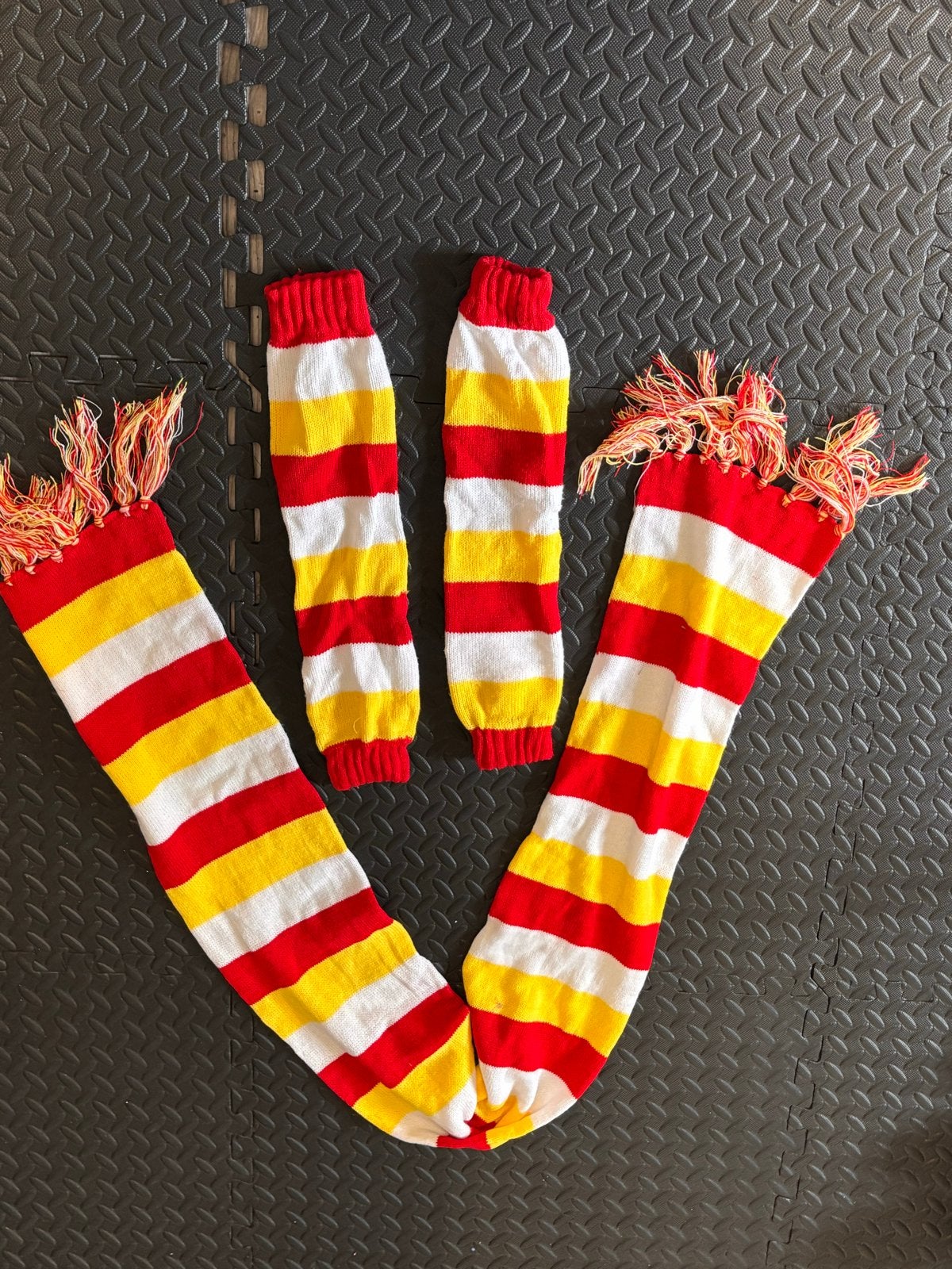 Oeteldonk sokken en beenwarmers set - Rood, wit, geel, Sokken en Kniesokken, Overige maten, Ophalen of Verzenden, Gedragen