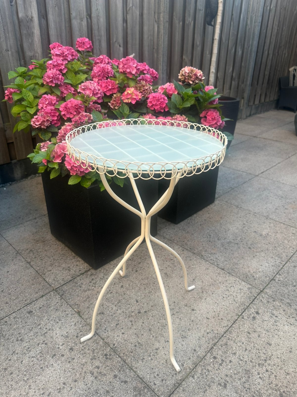 Vintage creme wit metalen bijzettafeltje / plantentafel, Ophalen, Minder dan 55 cm, Metaal of Aluminium, Rond