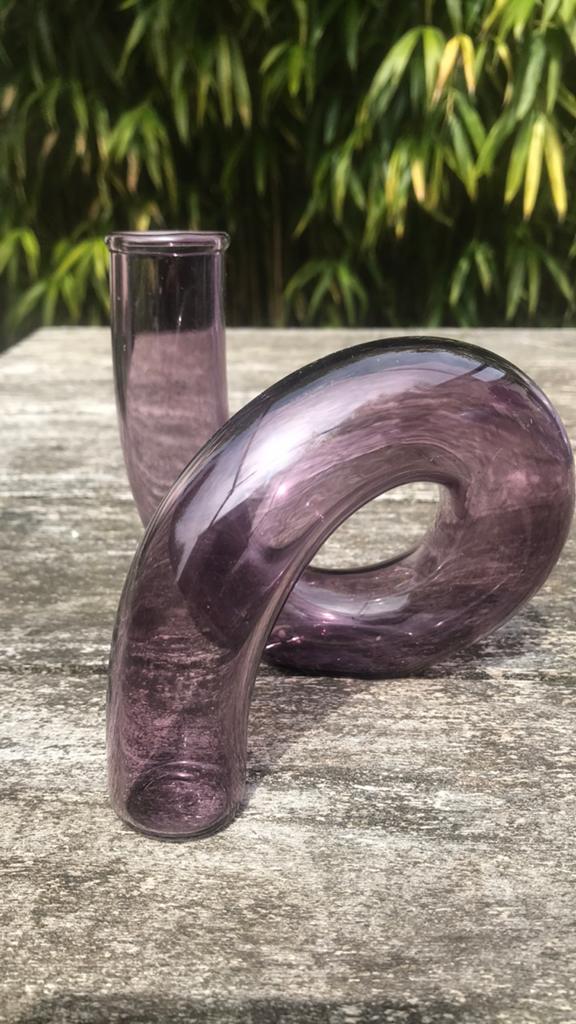Glazen designvaasje paars/aubergine, Huis en Inrichting, Woonaccessoires | Vazen, Ophalen of Verzenden, Zo goed als nieuw, Overige kleuren
