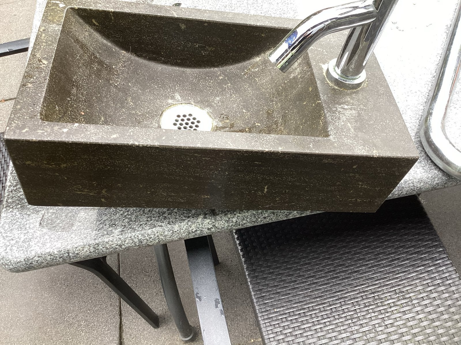 Basalt fonteinset Natuursteen wastafel met kraan en afvoer, Ophalen, Gebruikt, Steen, Wastafel
