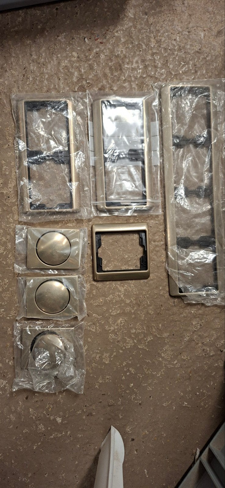 Berker (serie Arsys). messing / geborsteld look, Berker, Ophalen of Verzenden, Zo goed als nieuw, Stopcontact