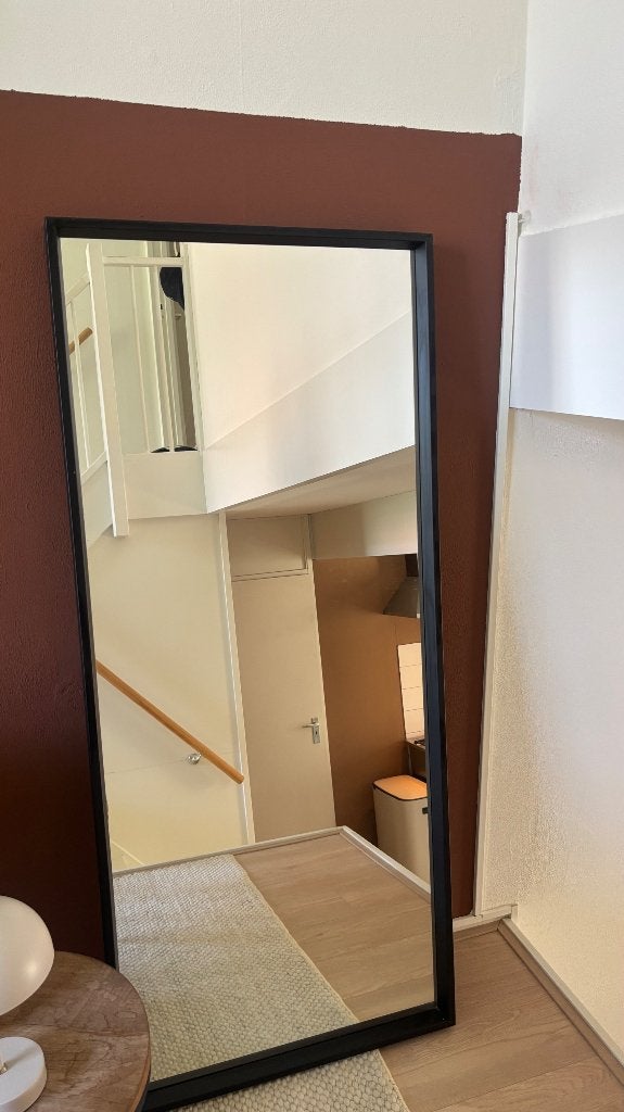 Grote spiegel met zwart frame, Huis en Inrichting, Woonaccessoires | Spiegels, Zo goed als nieuw, 50 tot 75 cm, 150 tot 200 cm