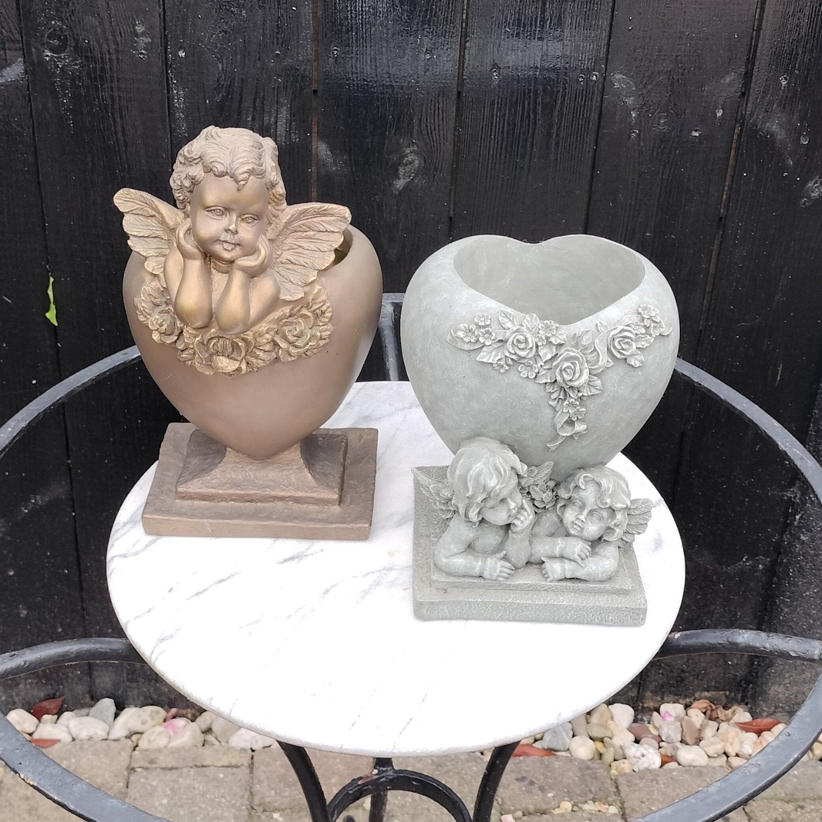 2 Engeltjes bloempotten, Ophalen, Kunststof, Rond, Zo goed als nieuw