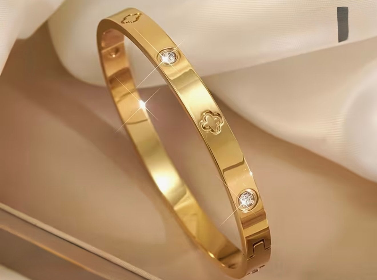 Stalen Bangle Armband met Strass en Klavertje Vier Design, Sieraden, Tassen en Uiterlijk, Staal, Nieuw, Ophalen of Verzenden, Goud