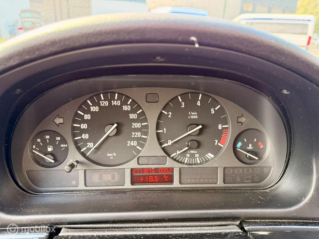 BMW e39 520i Touring, nieuwe apk, hand geschakeld youngtimer, foto 11