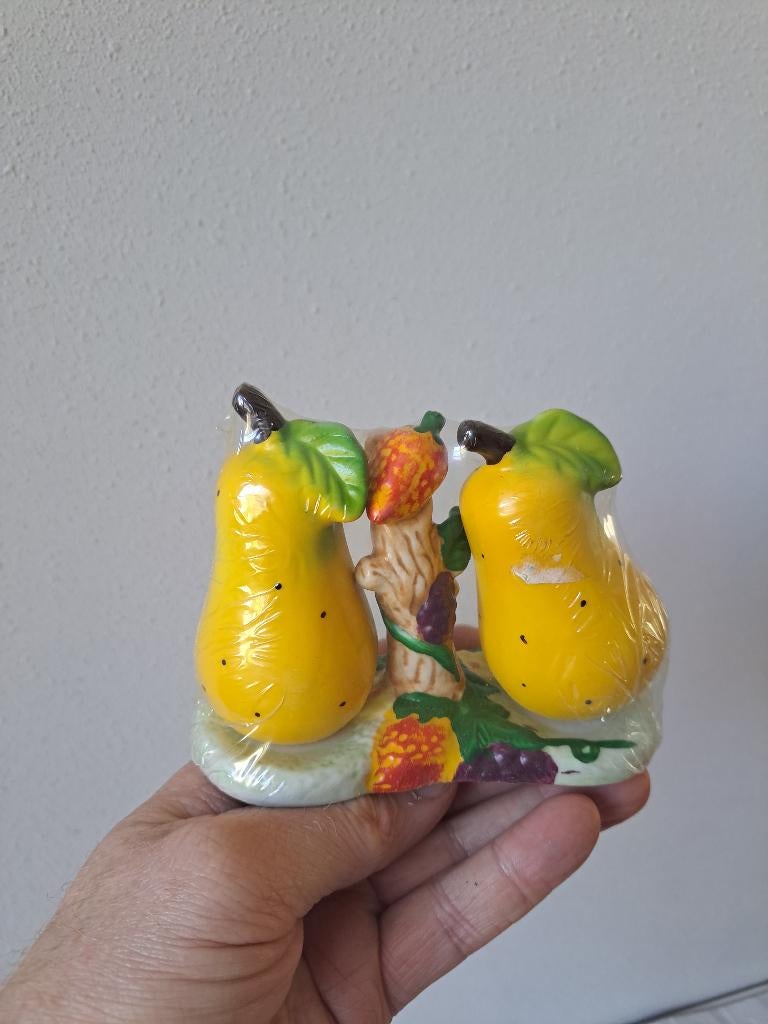 Peren met tak, Peper en zoutstel, porselein 12x6x9cm, Verzamelen, Ophalen of Verzenden, Nieuw, Porselein, Overige typen