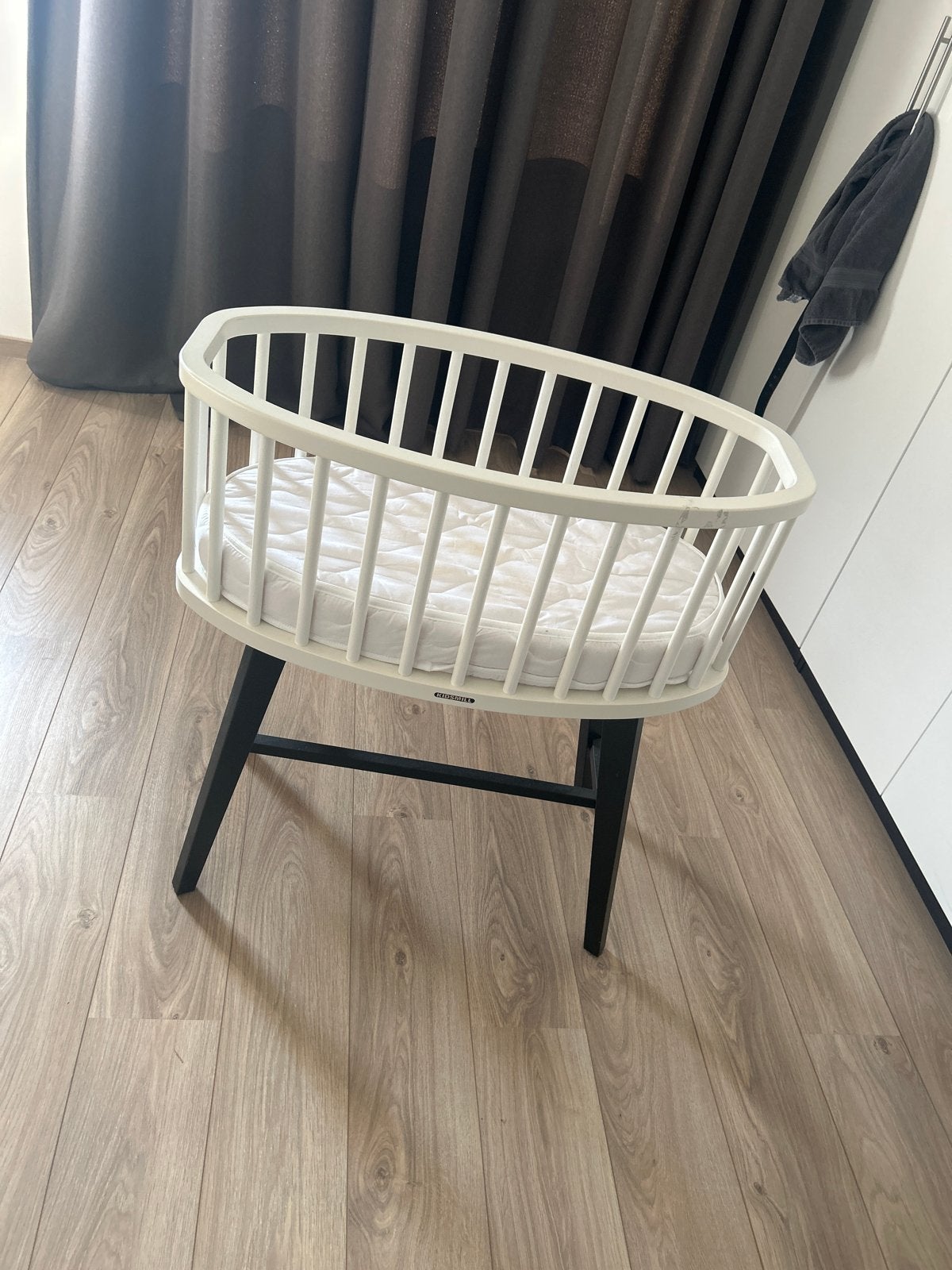 Kidsmill Lars Wieg Wit/Zwart – Compleet Onderstel, Kinderen en Baby's, Babywiegjes en Ledikanten, Ophalen, Zo goed als nieuw, Wieg