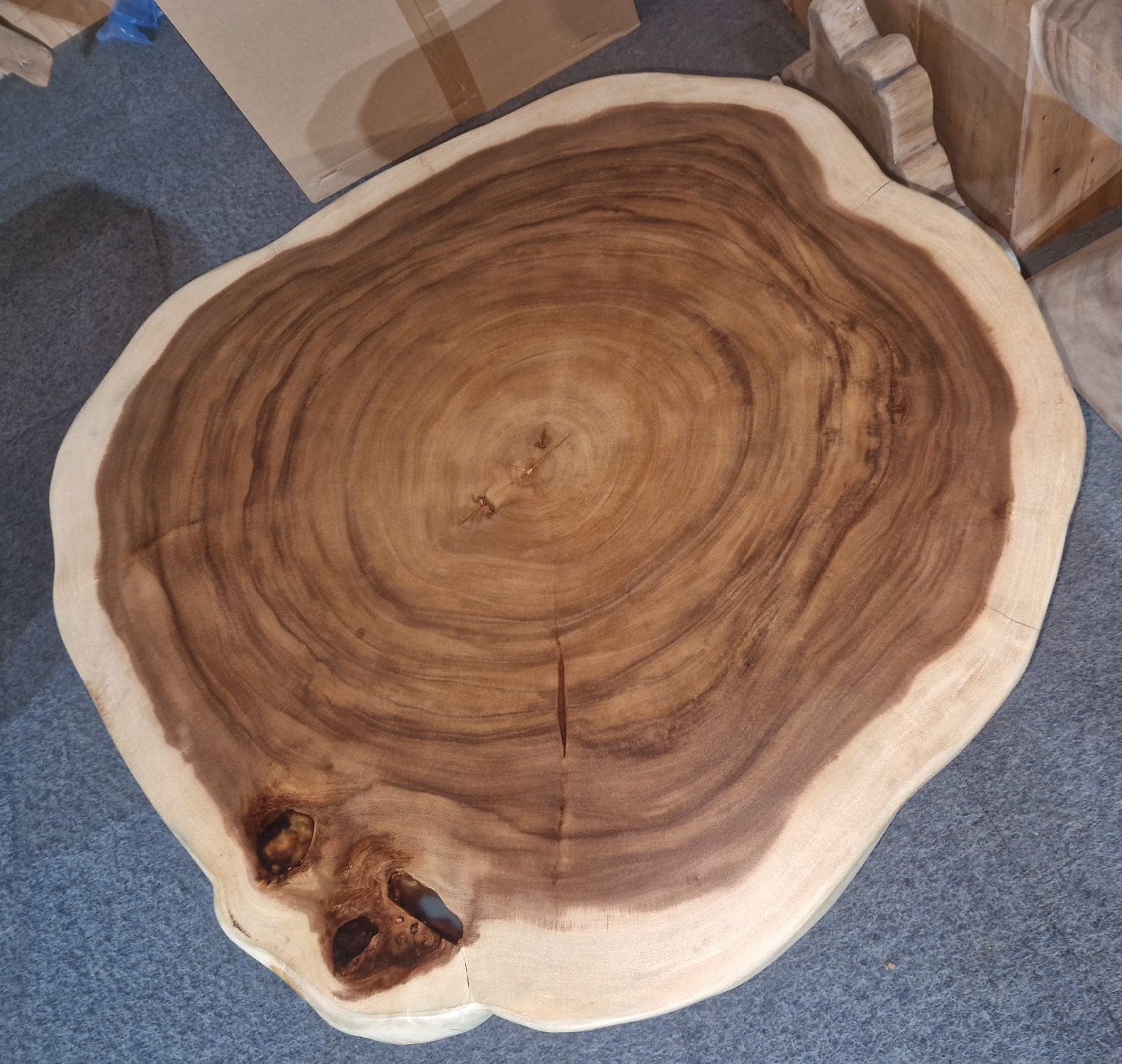 robuste suar boomstam tafel met epoxy doorschijnend 110x100, Huis en Inrichting, Industrieel suar interieur, Info@industrieel-suar-interieur.nl