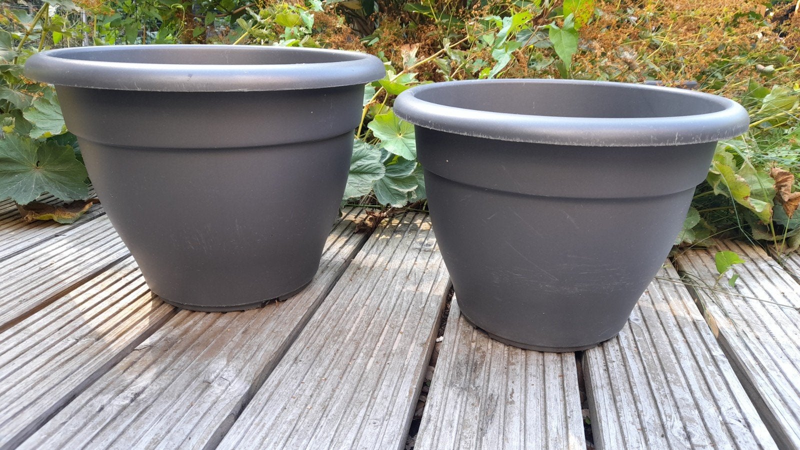 2 grote Elho antraciet kleurige bloempotten., Kunststof, Gebruikt, Minder dan 60 cm, Rond