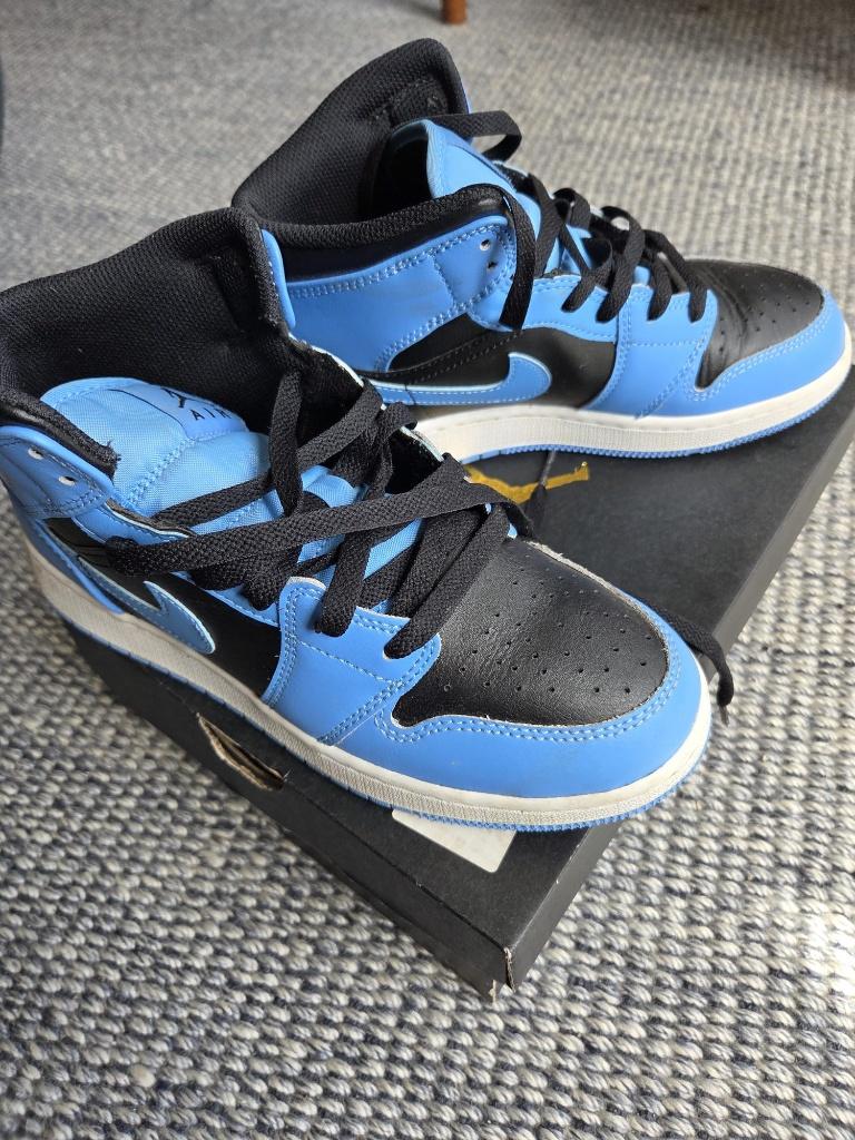 Air Jordan maat 38.5, Blauw, Ophalen of Verzenden, Zo goed als nieuw, Jordan