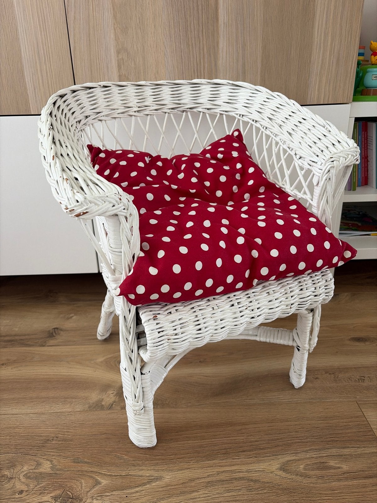 Witte rieten kinderfauteuil met rood kussen, Minder dan 50 cm, Gebruikt, Minder dan 75 cm, Riet of Rotan