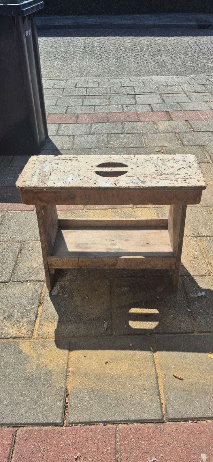 Oude houten kruk met handvat, Huis en Inrichting, Krukjes, Ophalen, Gebruikt, Hout