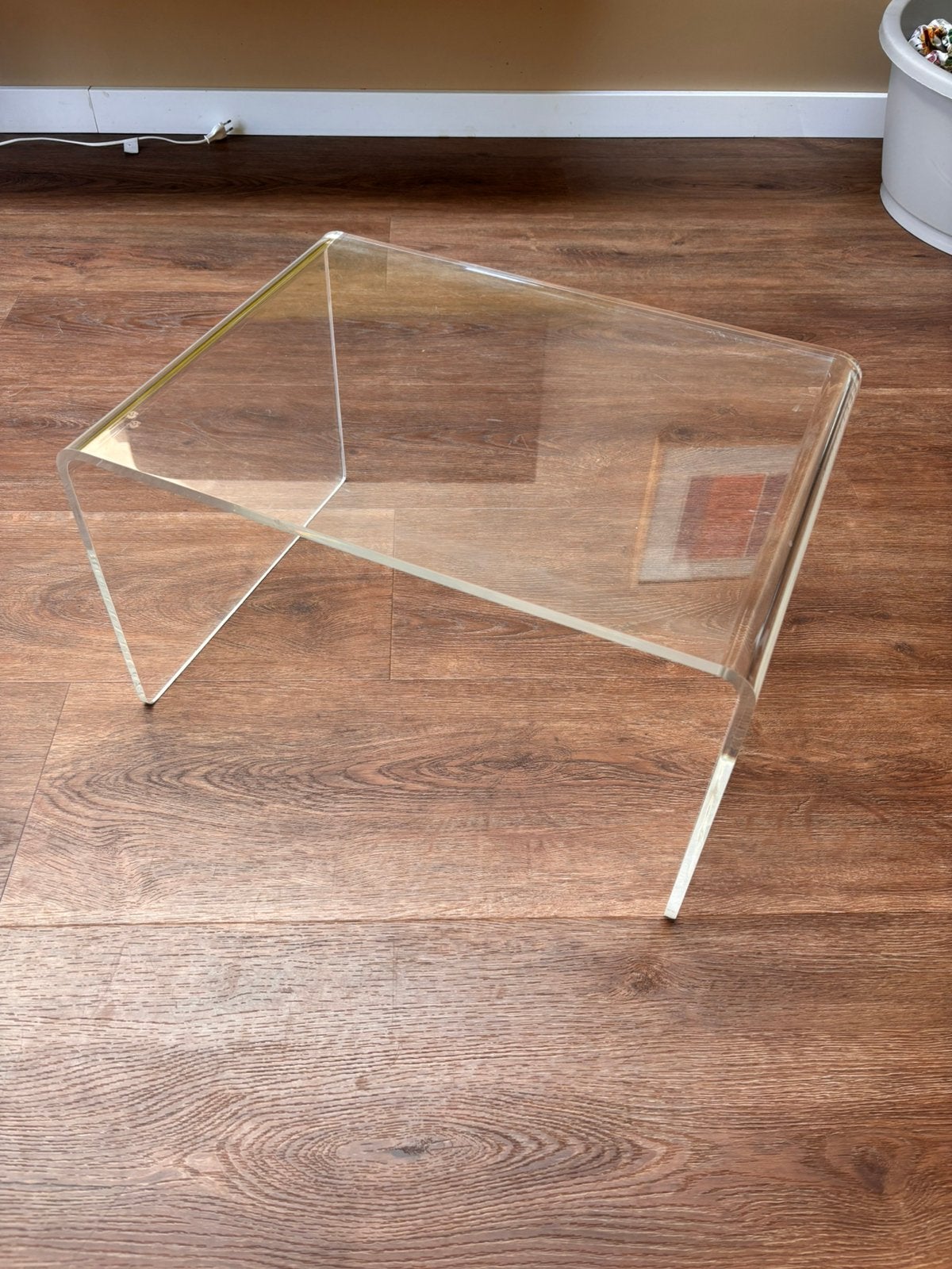 Vintage plexiglas bijzettafel, Huis en Inrichting, Tafels | Bijzettafels, Rond, Zo goed als nieuw, Ophalen, 45 tot 60 cm