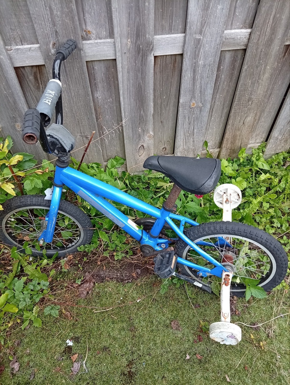 Blauwe kinderfiets met zijwieltjes - Gebruikt, Zijwieltjes, Gebruikt, Ophalen of Verzenden, Minder dan 16 inch