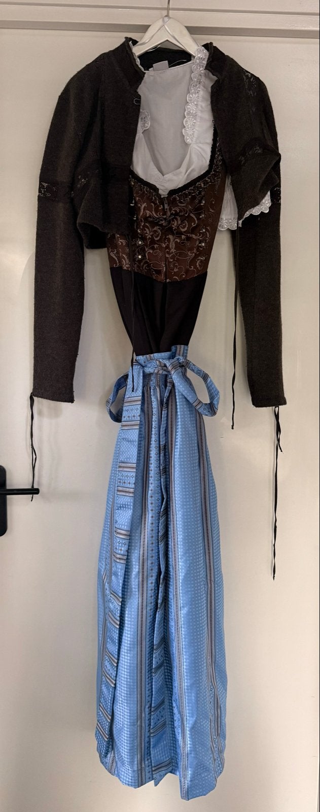 Complete Dirndl Set - Maat 42, Ophalen of Verzenden, Zo goed als nieuw