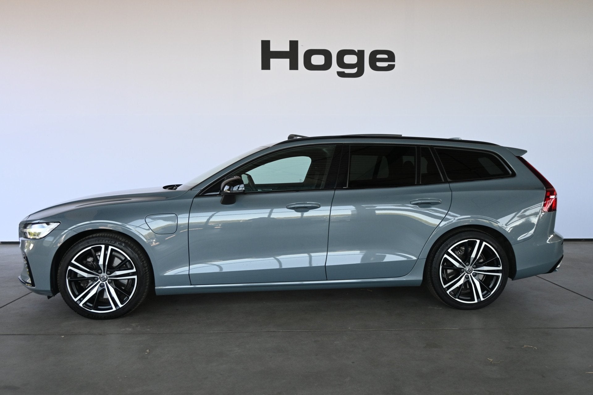 Volvo V60 2.0 T8 Plug-in hybrid AWD Plus Bright Panoramdak S, Auto's, Volvo, Gebruikt, 4 cilinders, Leder en Stof, 129 €/maand