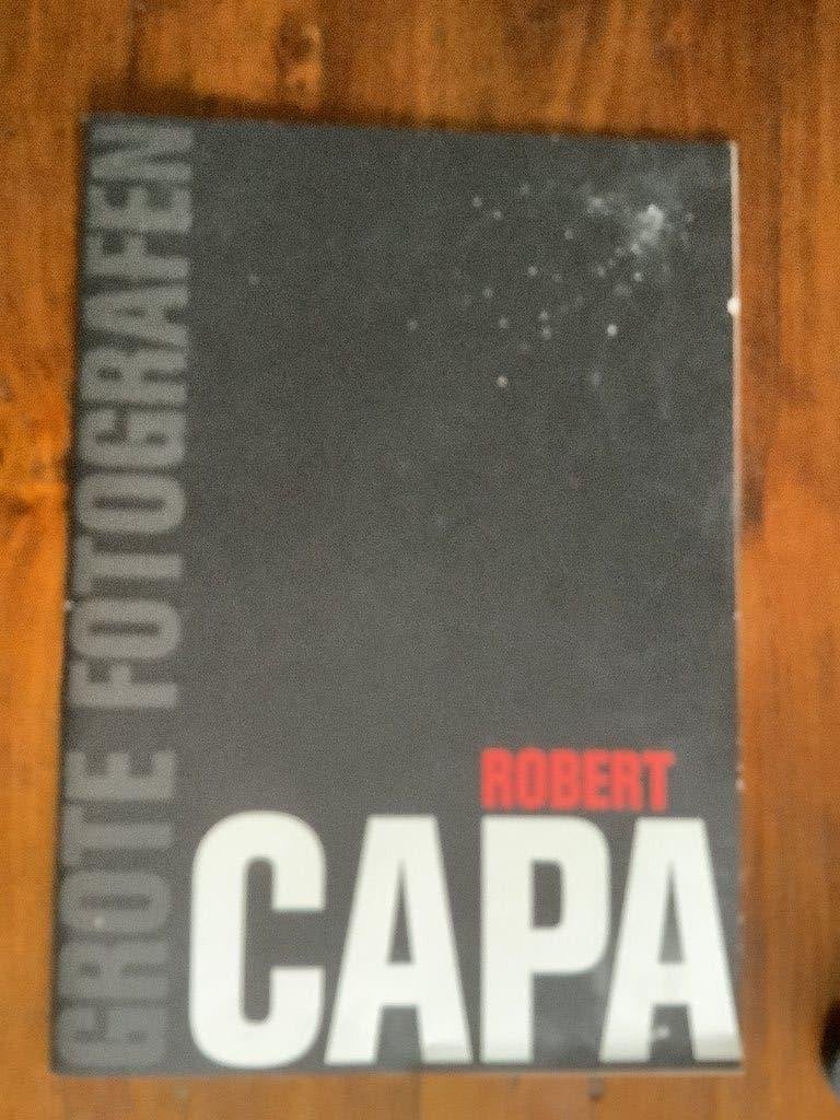 ROBERT CAPA uit Grote fotografen (Volkskrant), Roberto Koch, Ophalen of Verzenden, Zo goed als nieuw, Overige onderwerpen