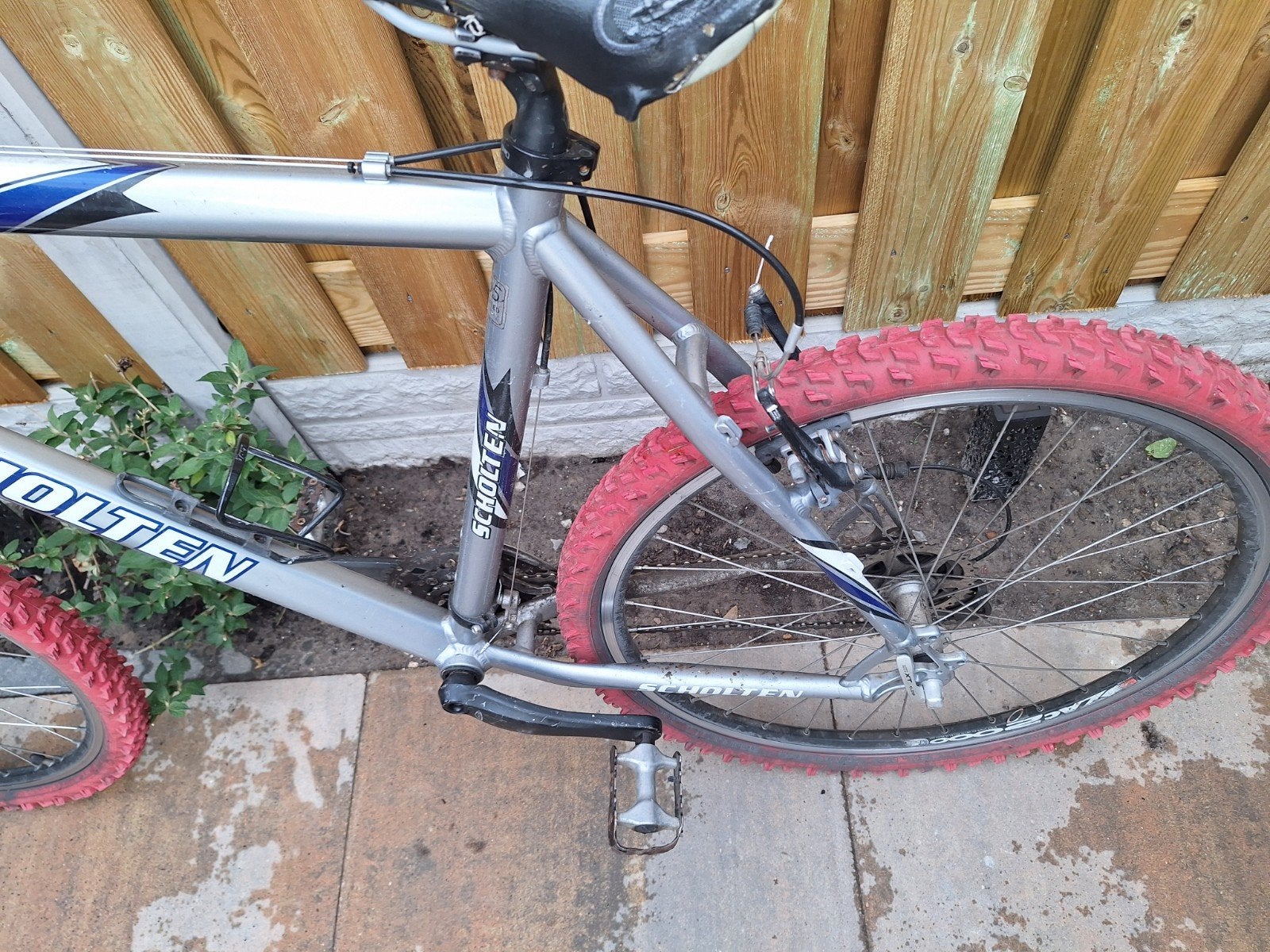 Scholten Mountainbike met opvallende rode banden, Ophalen
