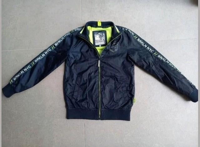 Deze Brooklyn NYC jas is blauw met neon groene accenten., Ophalen of Verzenden, Zo goed als nieuw, Jas, Jongen