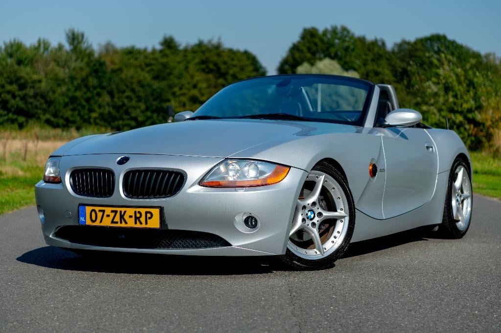 BMW Z4 3.0 I Roadster 2003 grijs, Achterwielaandrijving, Zwart, Cabriolet, 75 €/maand