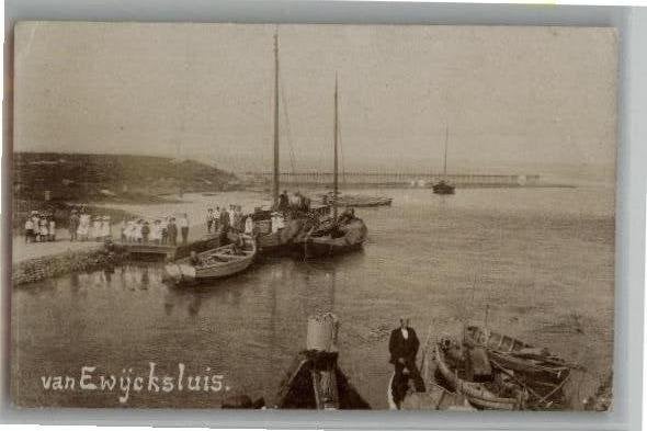 van Ewijcksluis FOTOKAART bootjes en volk st 1911 zie info